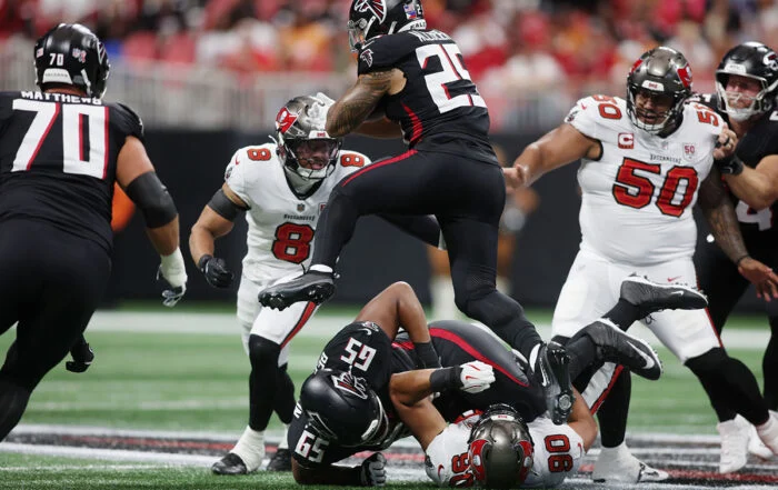 Bucs Ilb Sirvocea Dennis And Falcons Rb Tyler Allgeier
