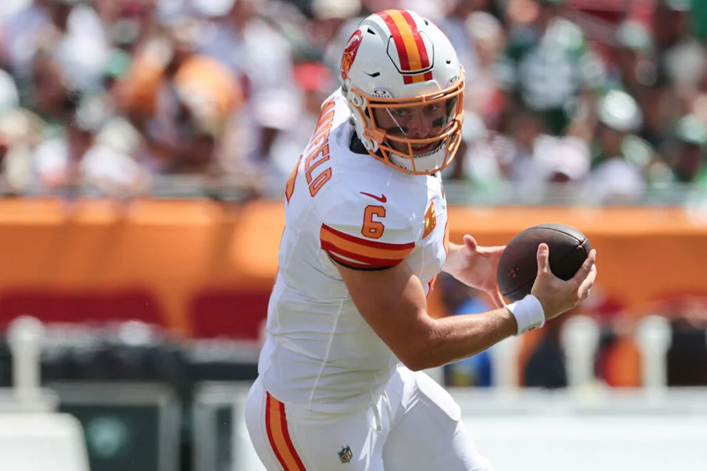 Bucs Blow 17-Point Lead, Rally For 29-27 Win Over Jets 6 Bucs Qb Baker Mayfield