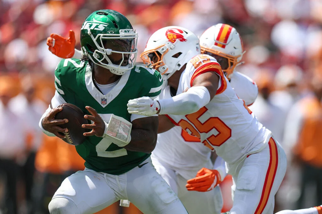 Bucs Blow 17-Point Lead, Rally For 29-27 Win Over Jets 8 Bucs Ncb Jacob Parrish And Jets Qb Tyrod Taylor