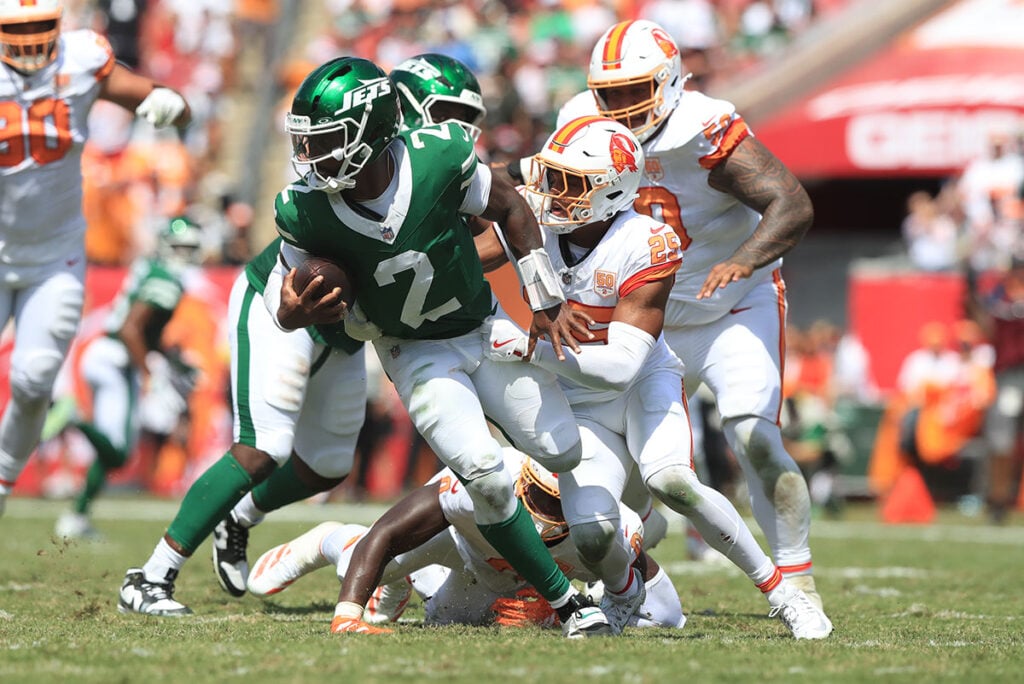 Bucs Ncb Jacob Parrish And Jets Qb Tyrod Taylor