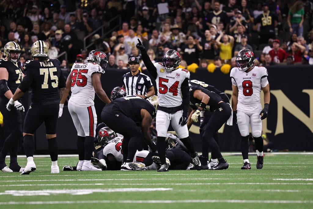 Bucs Carry Commanding Nfc South Lead Into Week 9 Bye 3 Bucs Ilbs Lavonte David And Sirvocea Dennis