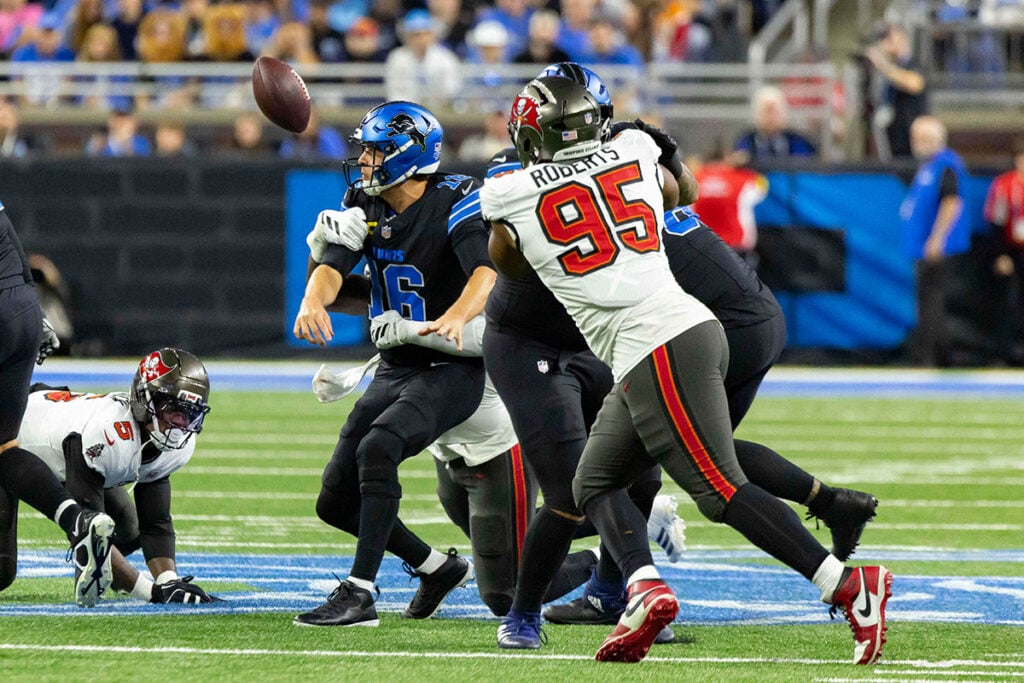 Week 7 Snap Count Analysis: Bucs At Lions 7 Bucs Olb Yaya Diaby And Dt Elijah Roberts And Lions Qb Jared Goff