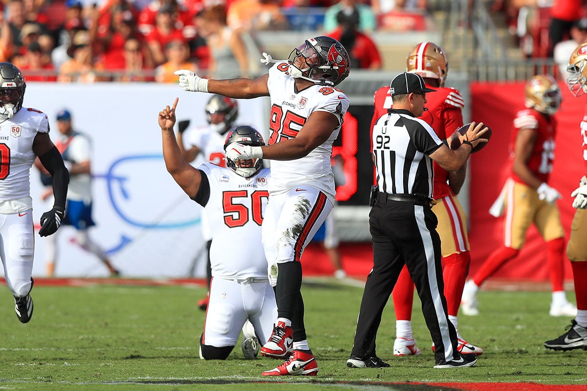 Roberts-Elijah-Bucs-49Ers-Sack-Celebrate Bucs Dt Elijah Roberts