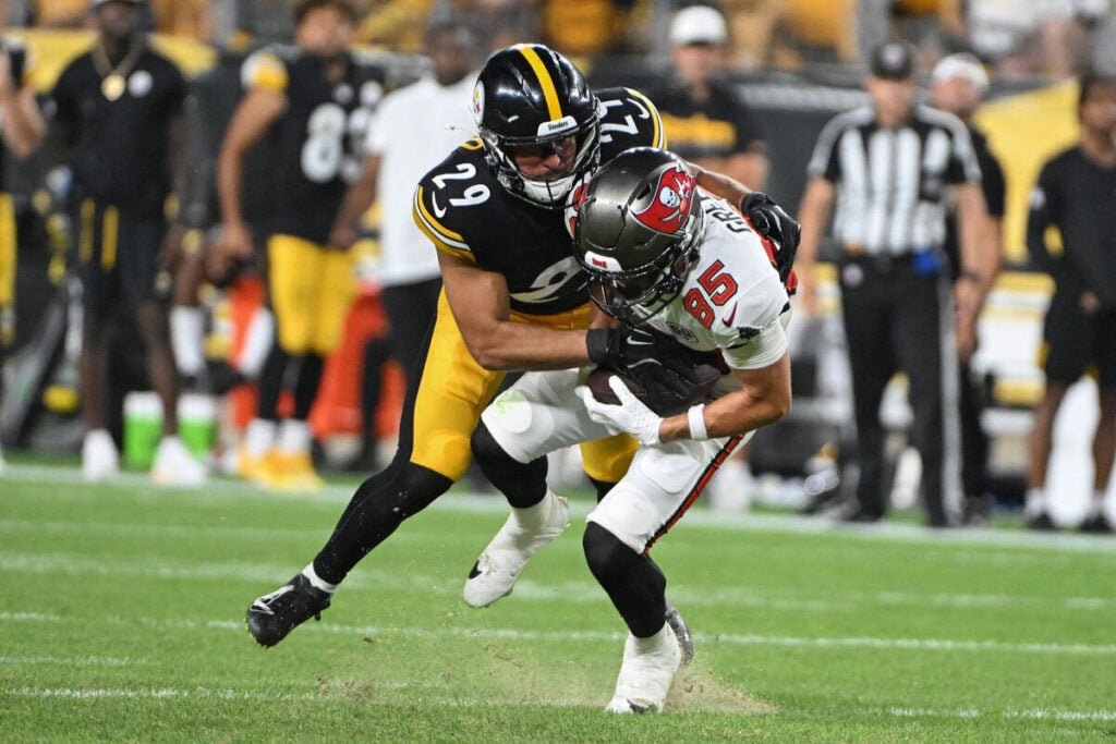 Former Steelers S Sebastian Castro And Bucs Wr Garrett Greene