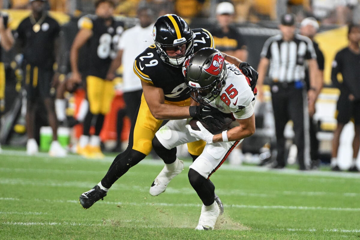 Former Steelers S Sebastian Castro And Bucs Wr Garrett Greene