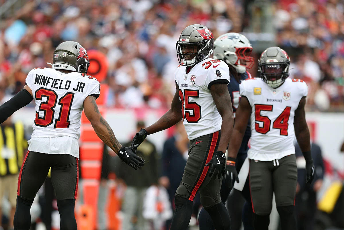 Dean-Jamel-Antoine-Winfield-Bucs-Patriots-Handshake Bucs Cb Jamel Dean And Fs Antoine Winfield Jr.