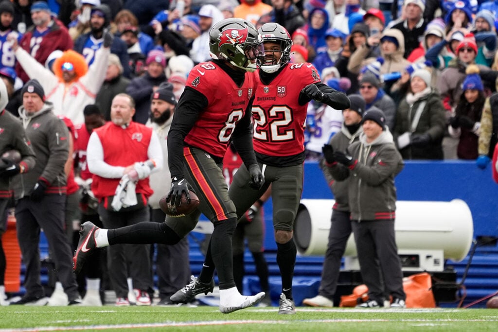 Bucs At Bills: Most Impressive In Week 11 4 Bucs Ilb Sirvocea Dennis And Cb Kindle Vildor