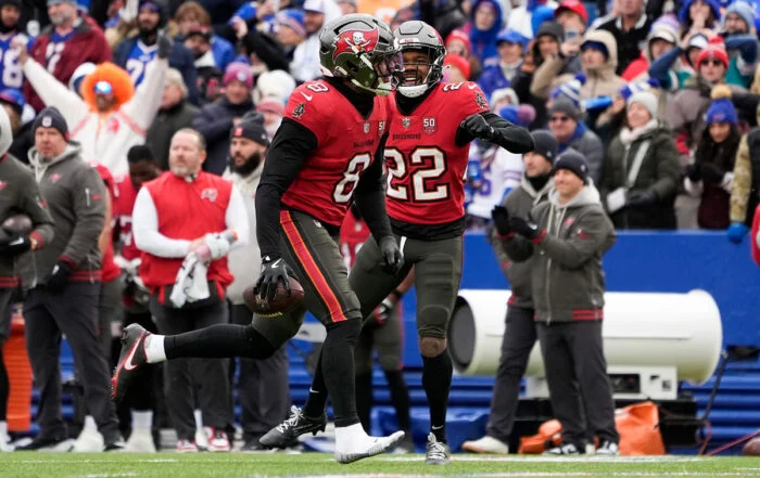 Bucs Ilb Sirvocea Dennis And Cb Kindle Vildor