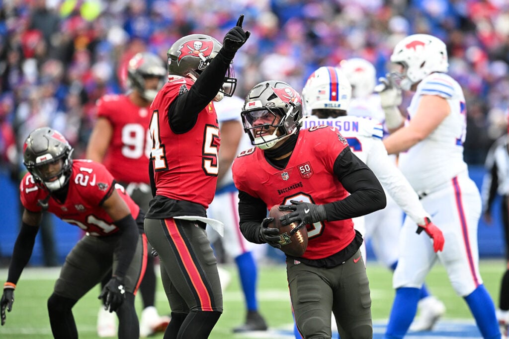 Bucs Defense Has No Answer For Josh Allen In 44-32 Loss To Bills 4 Bucs Ilbs Lavonte David And Sirvocea Dennis
