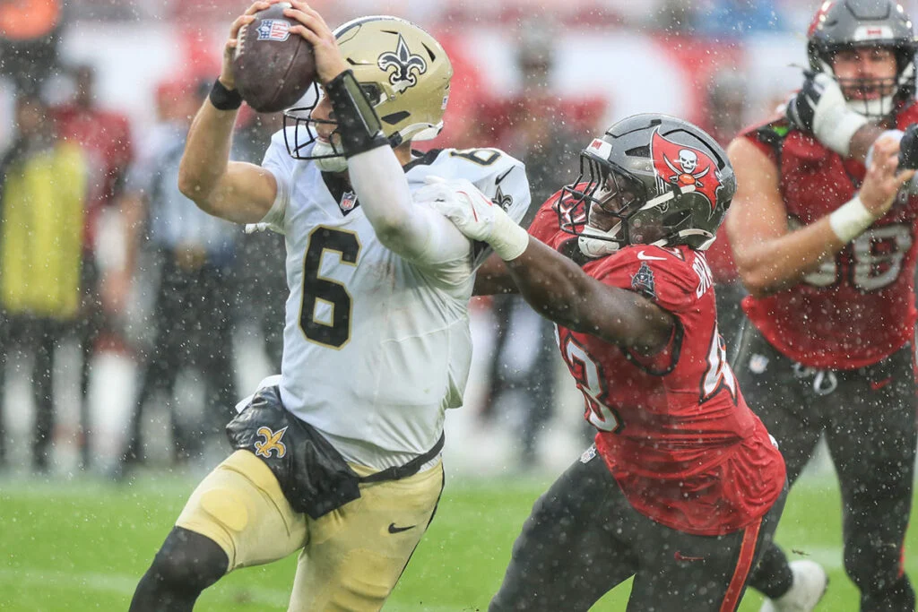 Bucs Look Downright Pathetic In 24-20 Loss To Saints 3 Bucs Olb Chris Braswell And Saints Qb Tyler Shough