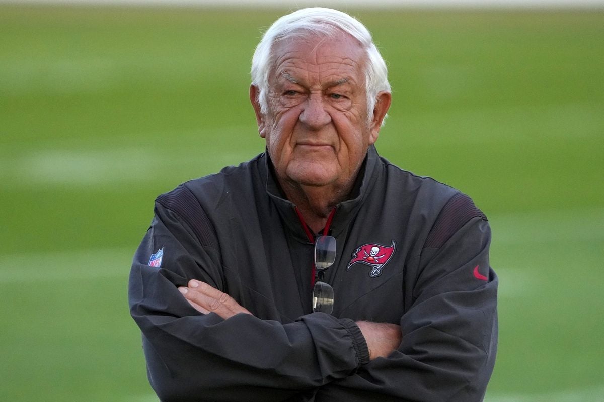 Bucs Senior Offensive Consultant Tom Moore
