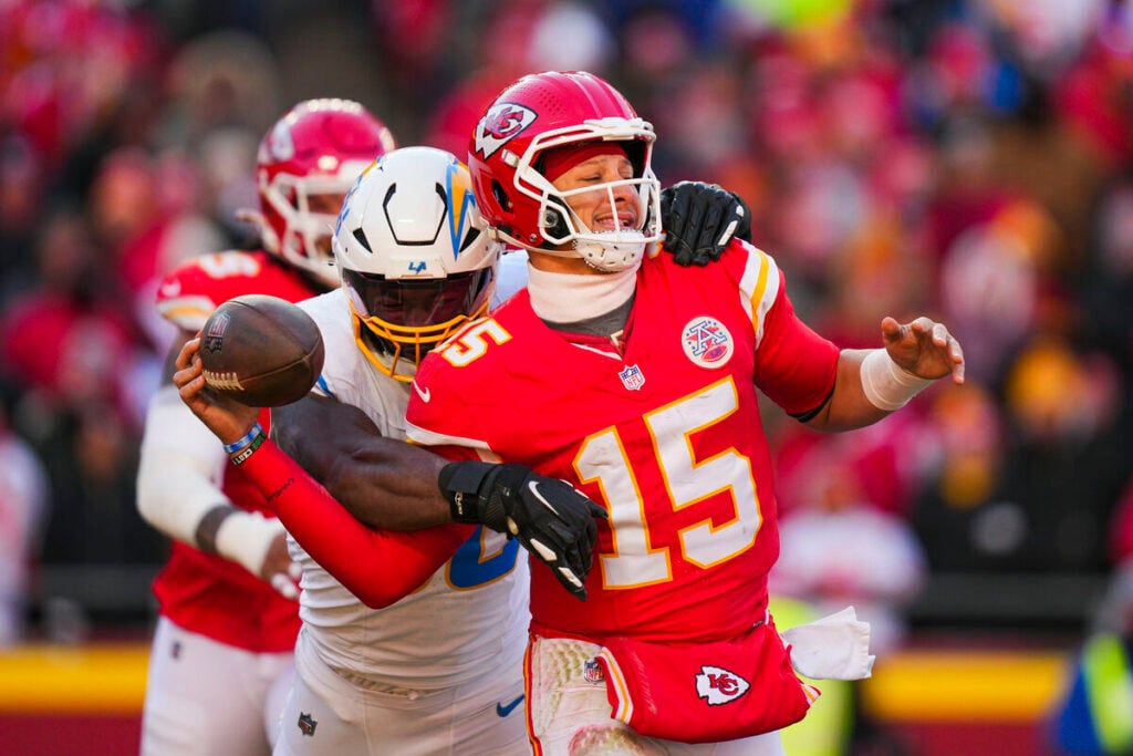 Chargers Edge Rusher Odafe Oweh And Chiefs Qb Patrick Mahomes Bucs