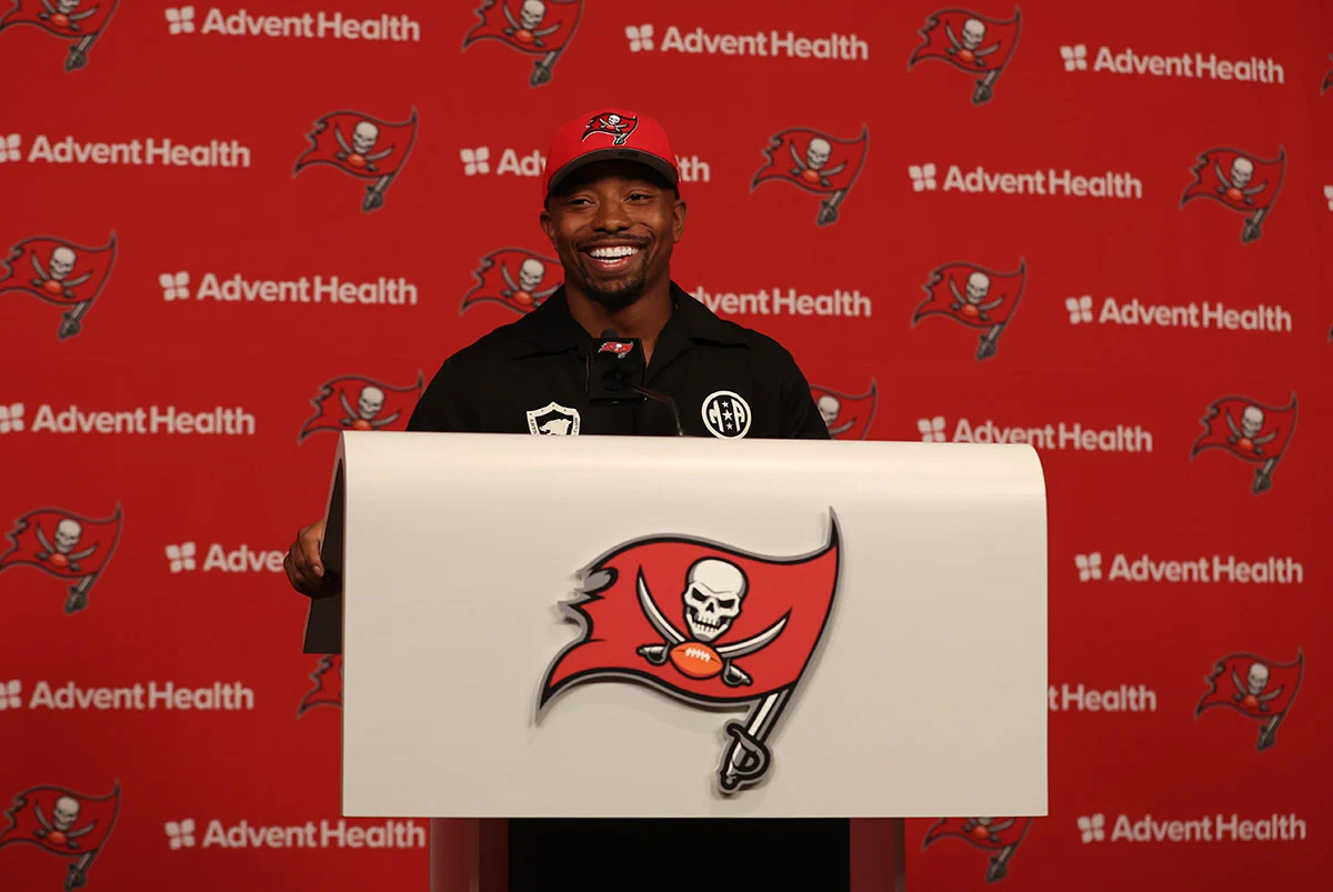 Gainwell-Kenneth-Bucs-Presser-Smile Bucs Rb Kenneth Gainwell