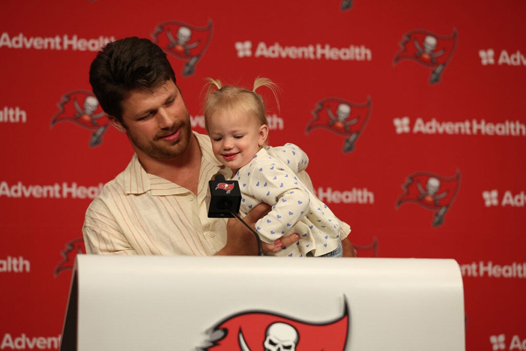 Bucs Te Cade Otton And Daughter Tenny