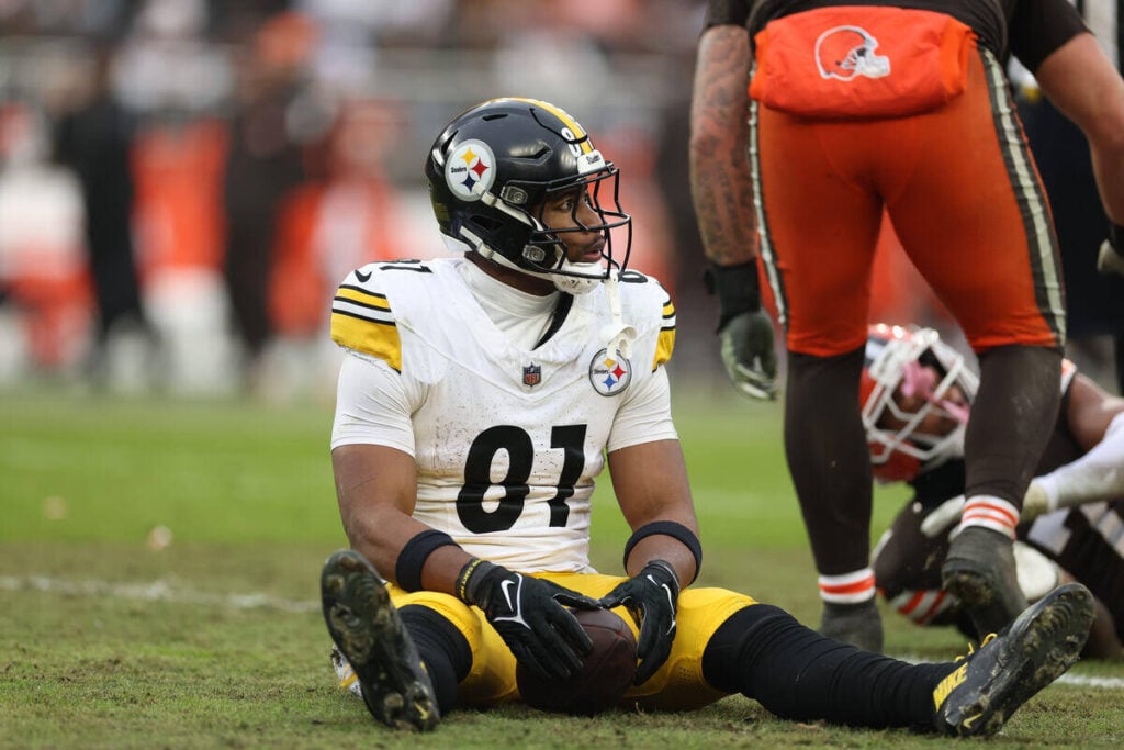 Bucs Tight End Targets If Cade Otton Leaves In Free Agency 5 Former Steelers Te Jonnu Smith