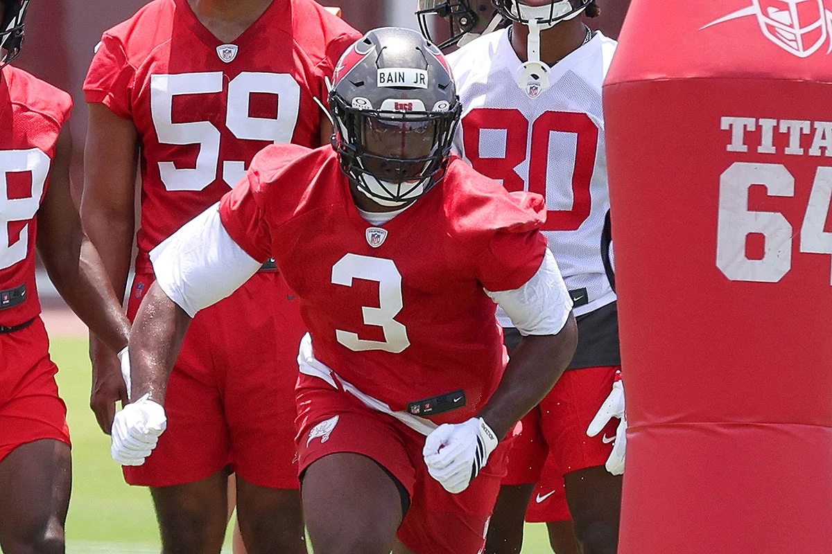 Bain-Rueben-Bucs-Rookie-Mc-Eyes-Bag Bucs Olb Rueben Bain Jr.