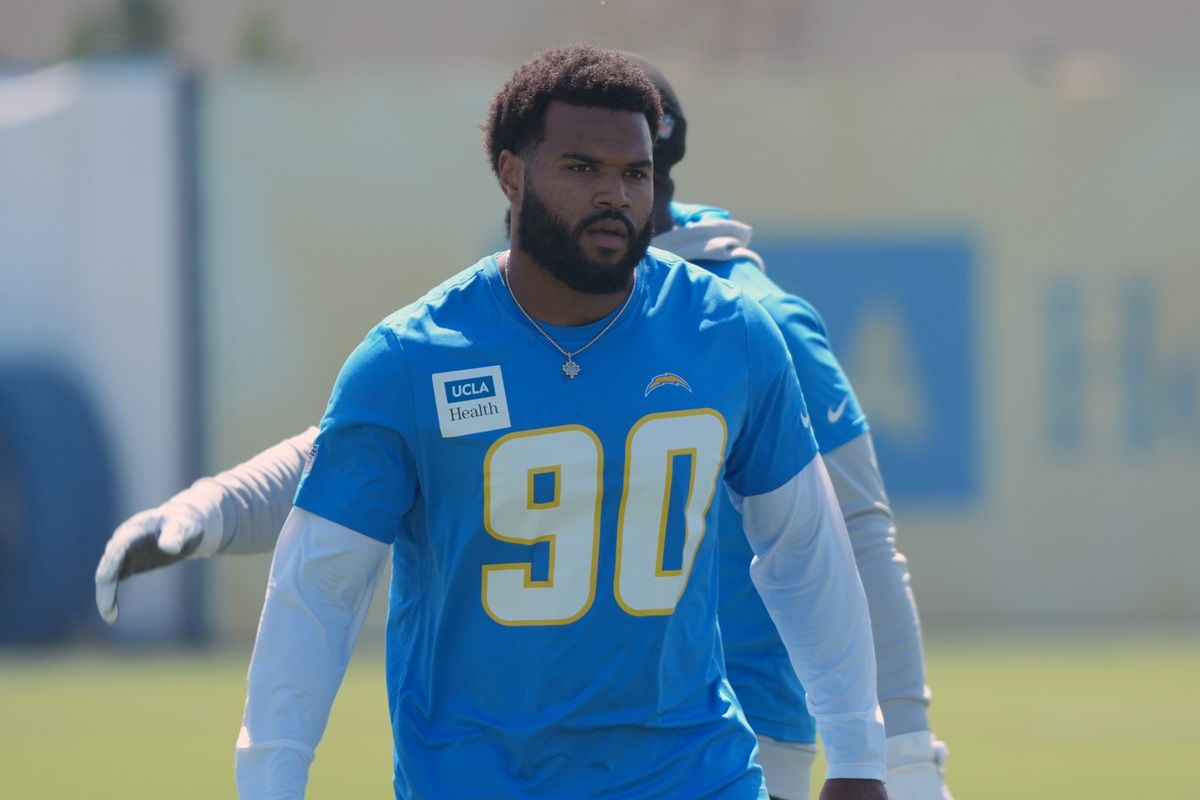 Akheem-Mesidor-Chargers Chargers Olb Akheem Mesidor Bucs