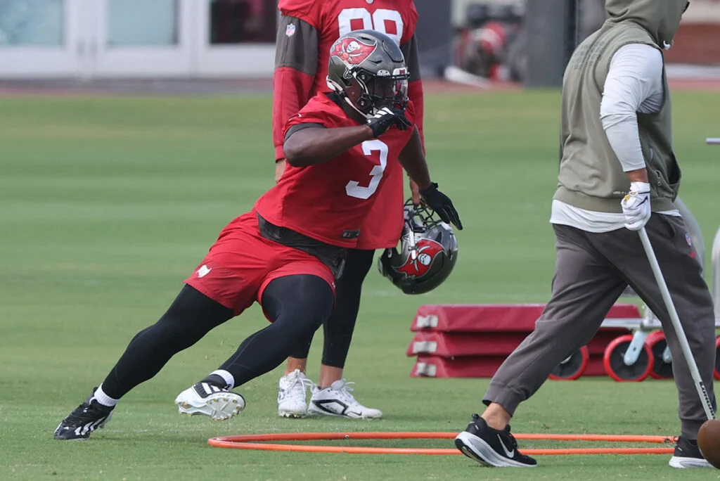 Bucs Olb Rueben Bain Jr.