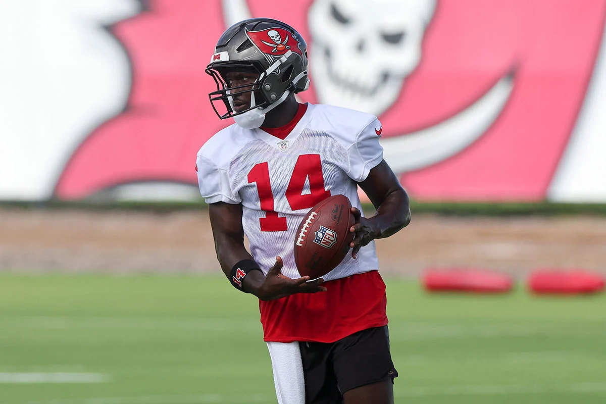 Godwin-Chris-Bucs-Mc-Ball-Flag Bucs Wr Chris Godwin Jr.