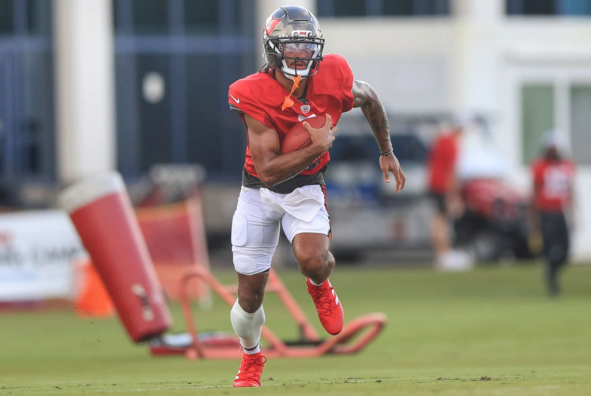 Egbuka-Emeka-Bucs-Camp-Pads-Ball-Run Bucs Wr Emeka Egbuka