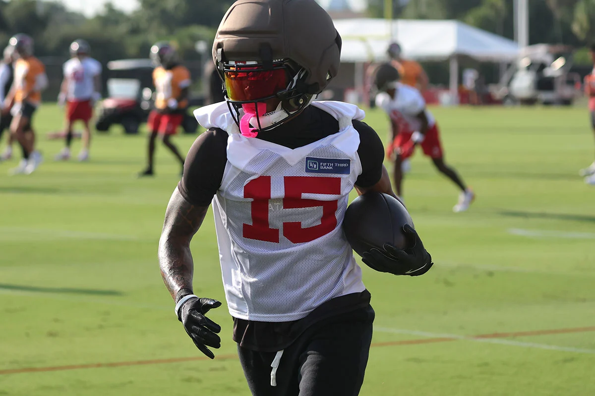 Johnson-Tez-Bucs-Camp-Ball-Close-Up Bucs Wr Tez Johnson