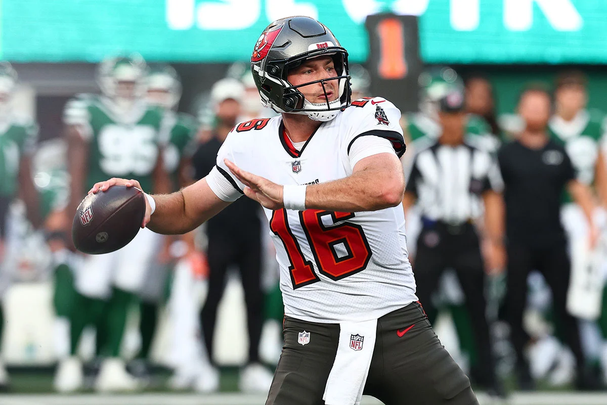 Bazelak-Connor-Bucs-Jets-Dropback Bucs Qb Connor Bazelak