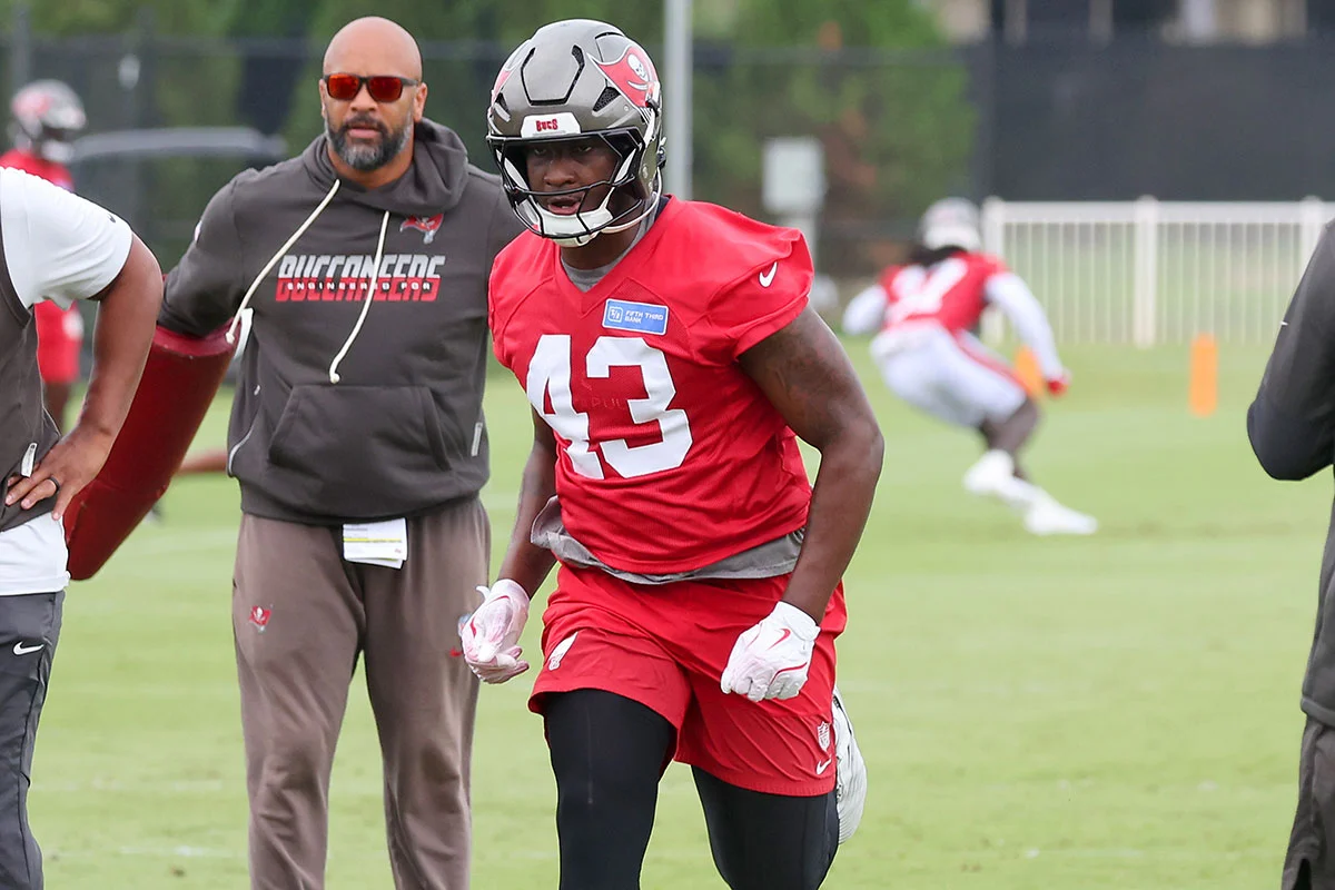 Braswell-Chris-Larry-Foote-Bucs-Camp-Run Bucs Olb Chris Braswell