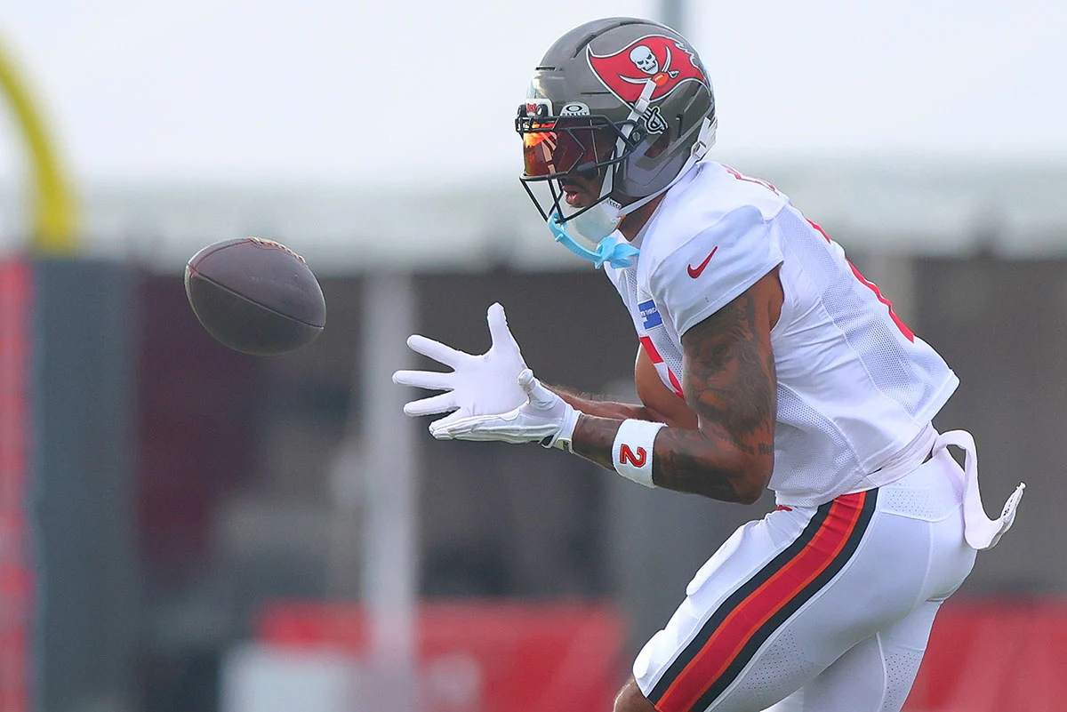 Egbuka-Emeka-Bucs-Camp-Full-Pads-Ball-Look-In Bucs Wr Emeka Egbuka