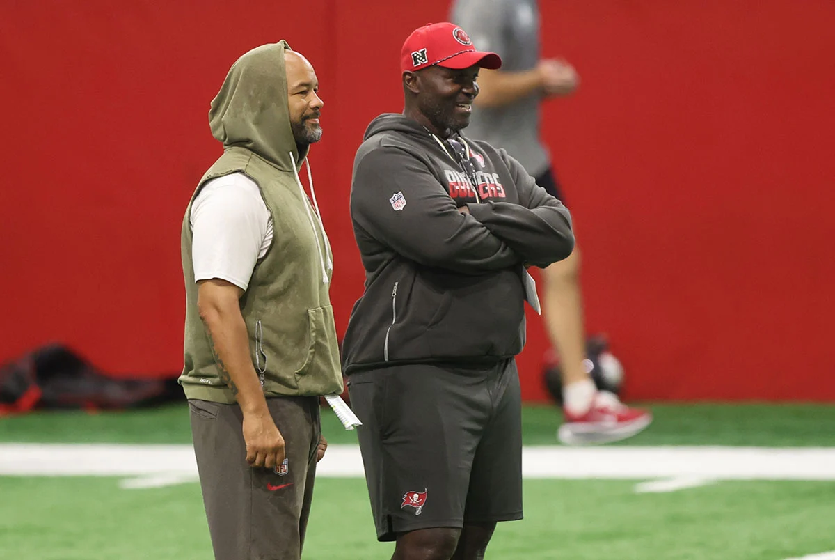 Foote-Larry-Todd-Bowles-Bucs-Camp-Indoor-Discuss Bucs Olbs Coach Larry Foote And Hc Todd Bowles