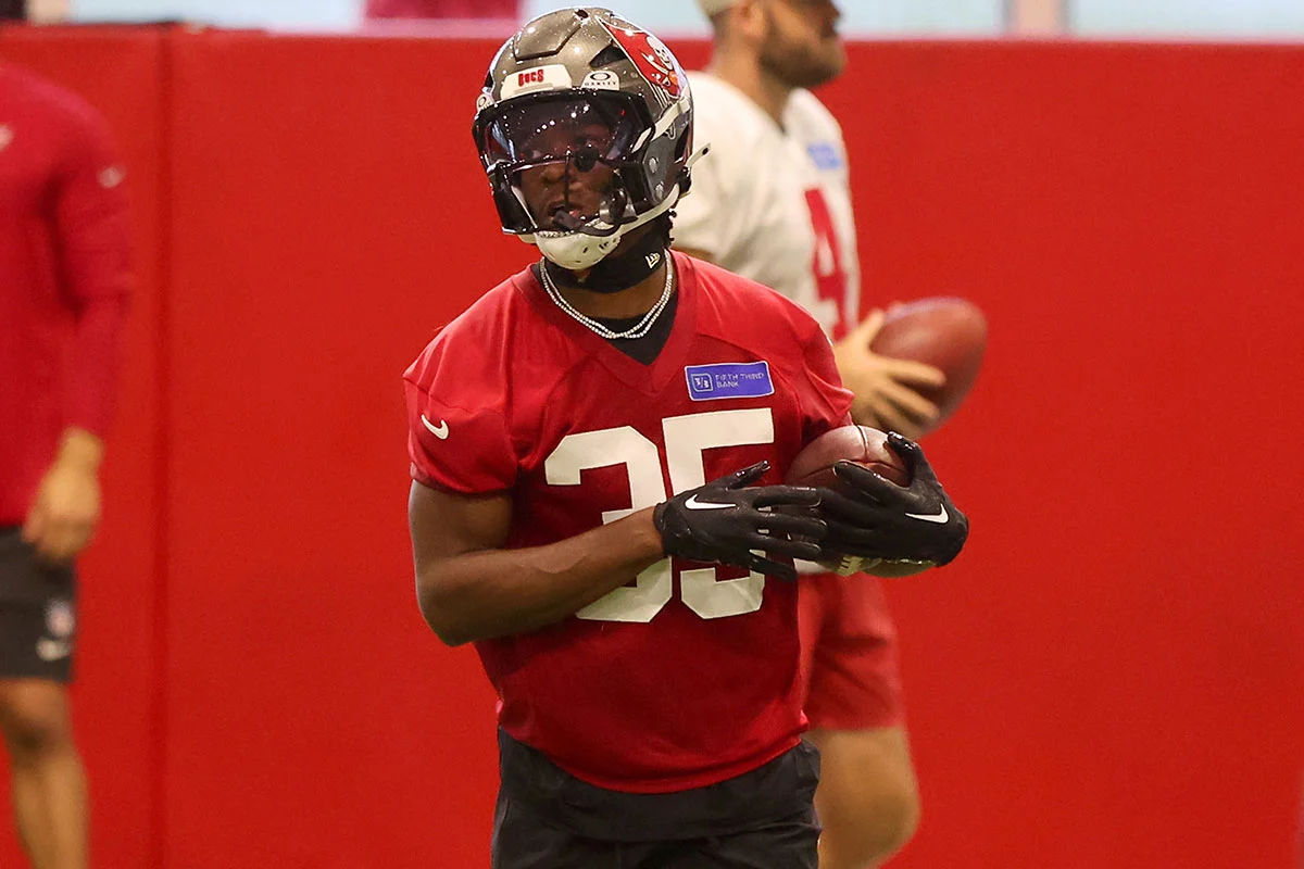 Melifonwu-Ifeatu-Bucs-Camp-Indoor-Ball Bucs S Ifeatu Melifonwu