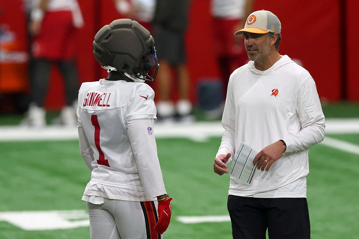 Robinson-Zac-Kenneth-Gainwell-Bucs-Camp-Indoor-Discuss Bucs Rb Kenneth Gainwell And Oc Zac Robinson