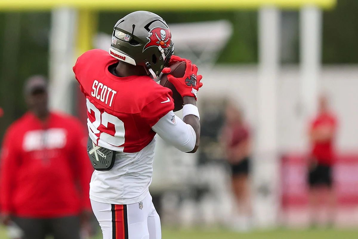 Scott-Keionte-Bucs-Camp-Pads-Ball-Catch Bucs Cb Keionte Scott
