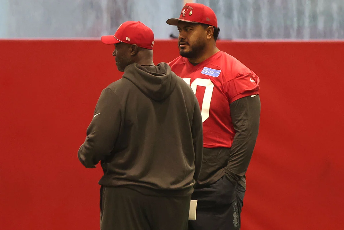 Vea-Vita-Todd-Bowles-Bucs-Camp-Indoor Bucs Hc Todd Bowles And Dt Vita Vea