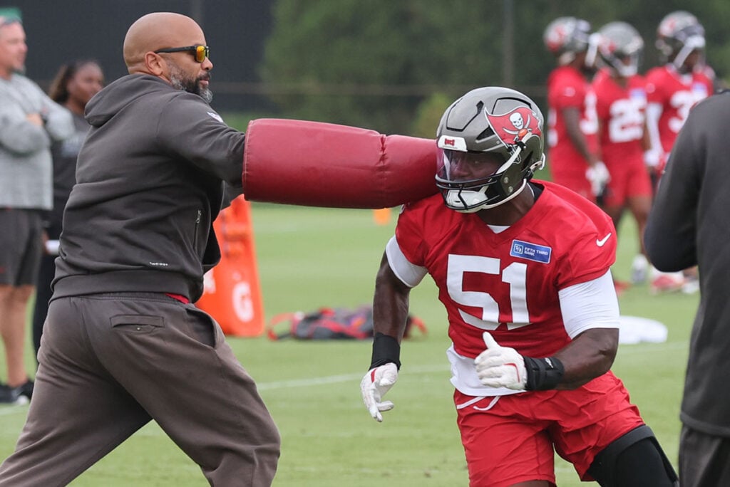 Bucs Olbs Coach Larry Foote And Olb David Walker