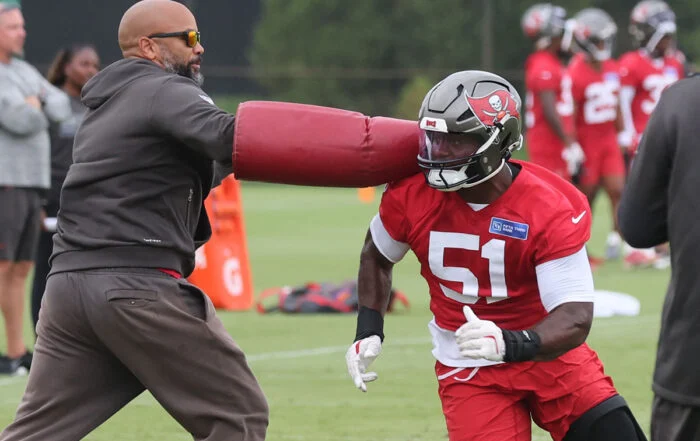 Bucs Olbs Coach Larry Foote And Olb David Walker