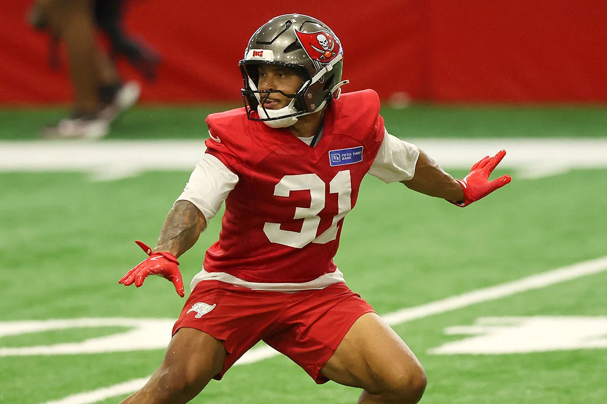 Winfield-Antoine-Bucs-Camp-Indoor-Backpedal Bucs S Antoine Winfield Jr.