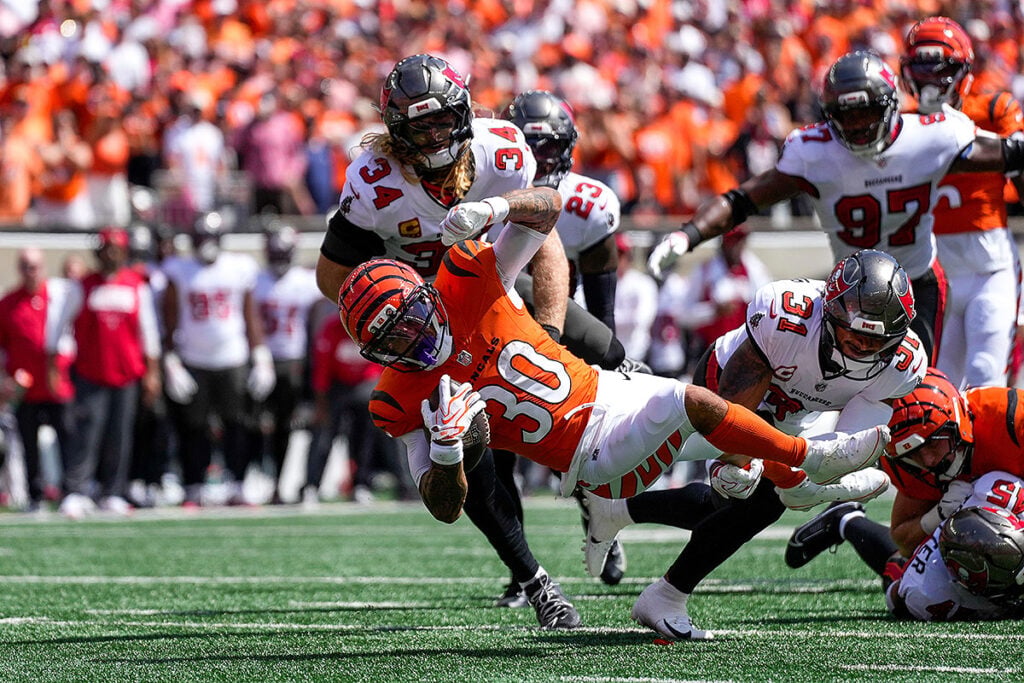 Bucs Ilb Alex Anzalone And Bengals Rb Chase Brown