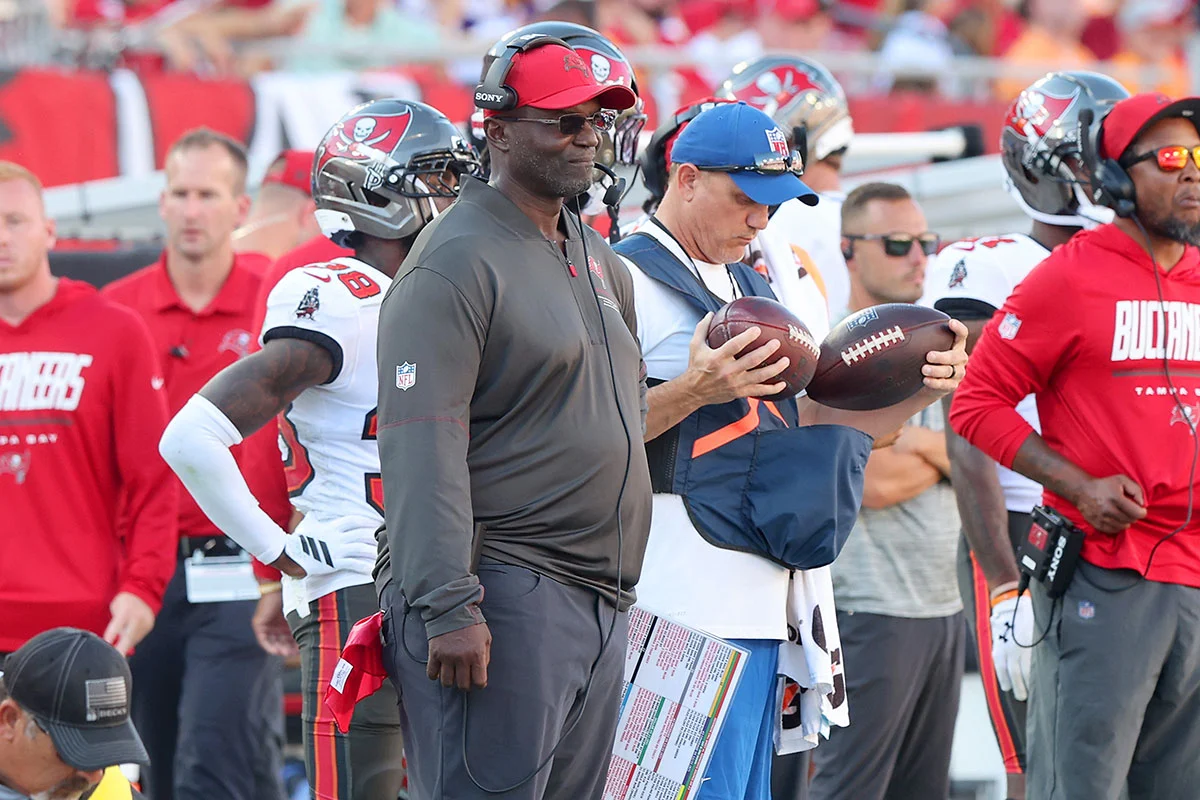 Bowles-Todd-Bucs-Vikings-Look-On-Play-Sheet Bucs Hc Todd Bowles