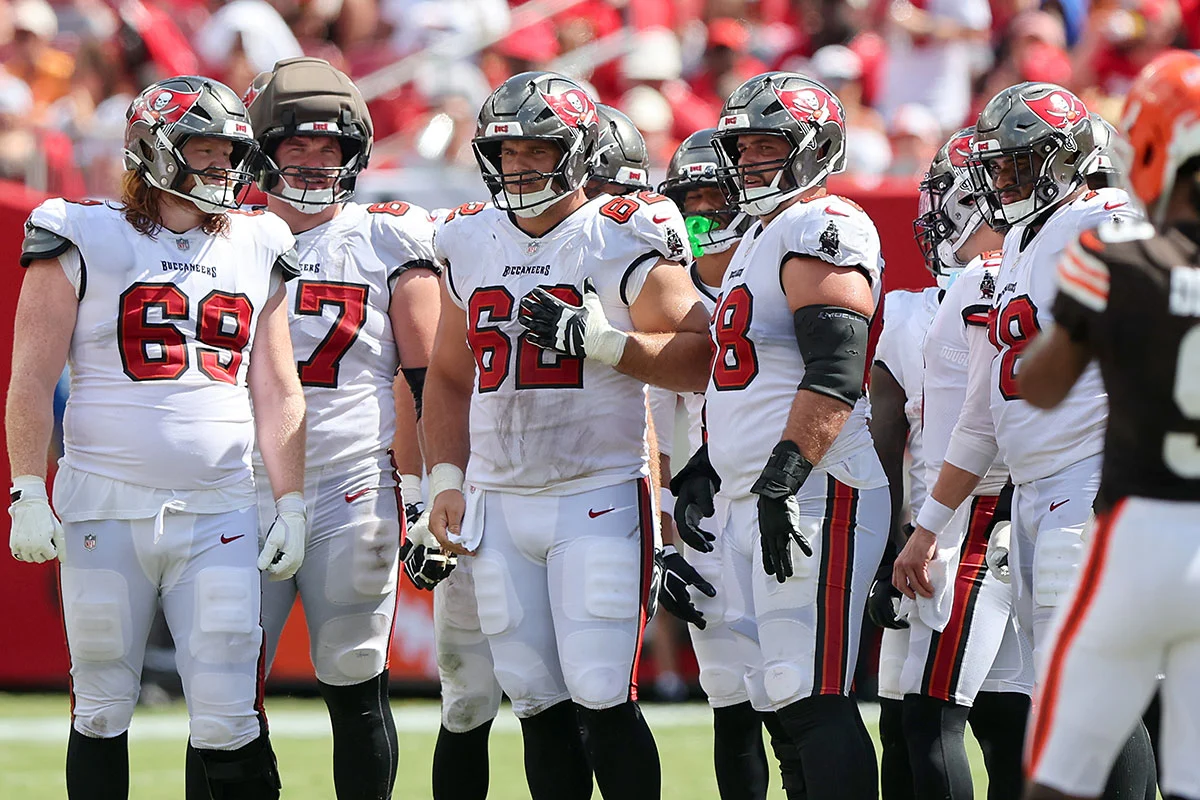 Bucs-Offensive-Line-Bucs-Browns-Stand Bucs Offensive Line