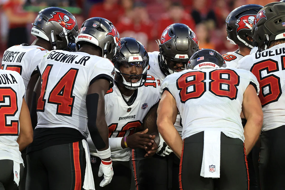 Daniels-Jalon-Bucs-Vikings-Huddle Bucs Qb Jalon Daniels