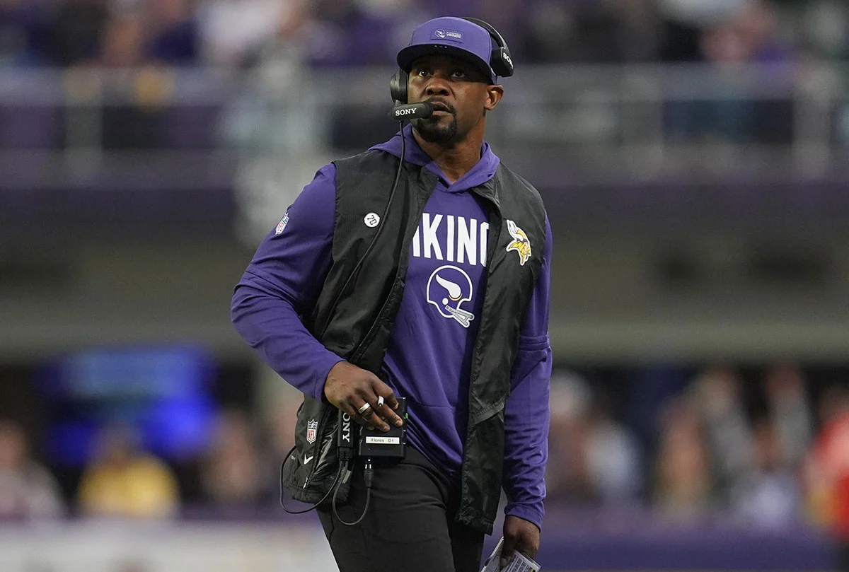 Flores-Brian-Vikings-Sidelines Vikings Dc Brian Flores
