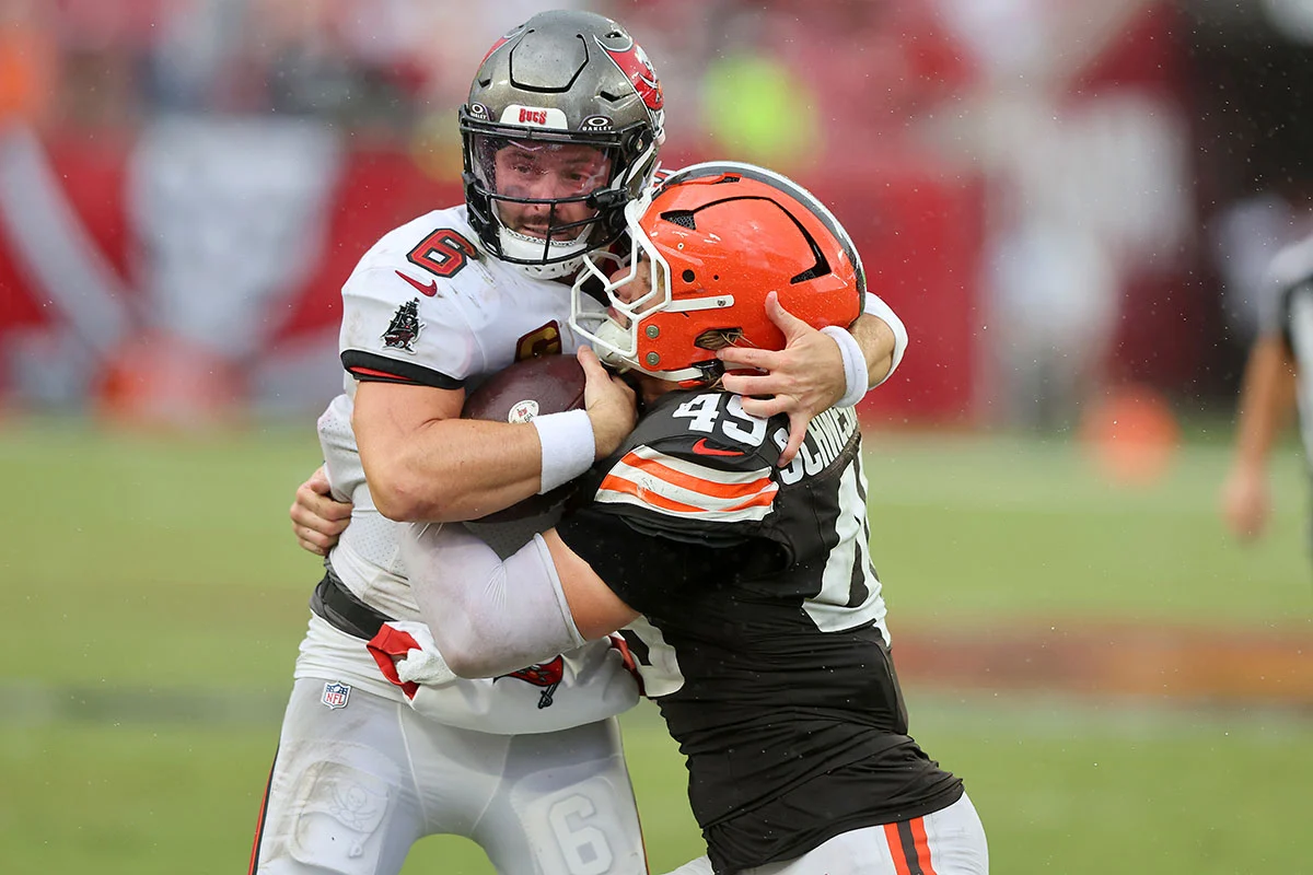 Mayfield-Baker-Carson-Schwesinger-Bucs-Browns-Tackle Bucs Qb Baker Mayfield And Browns Ilb Carson Schwesinger