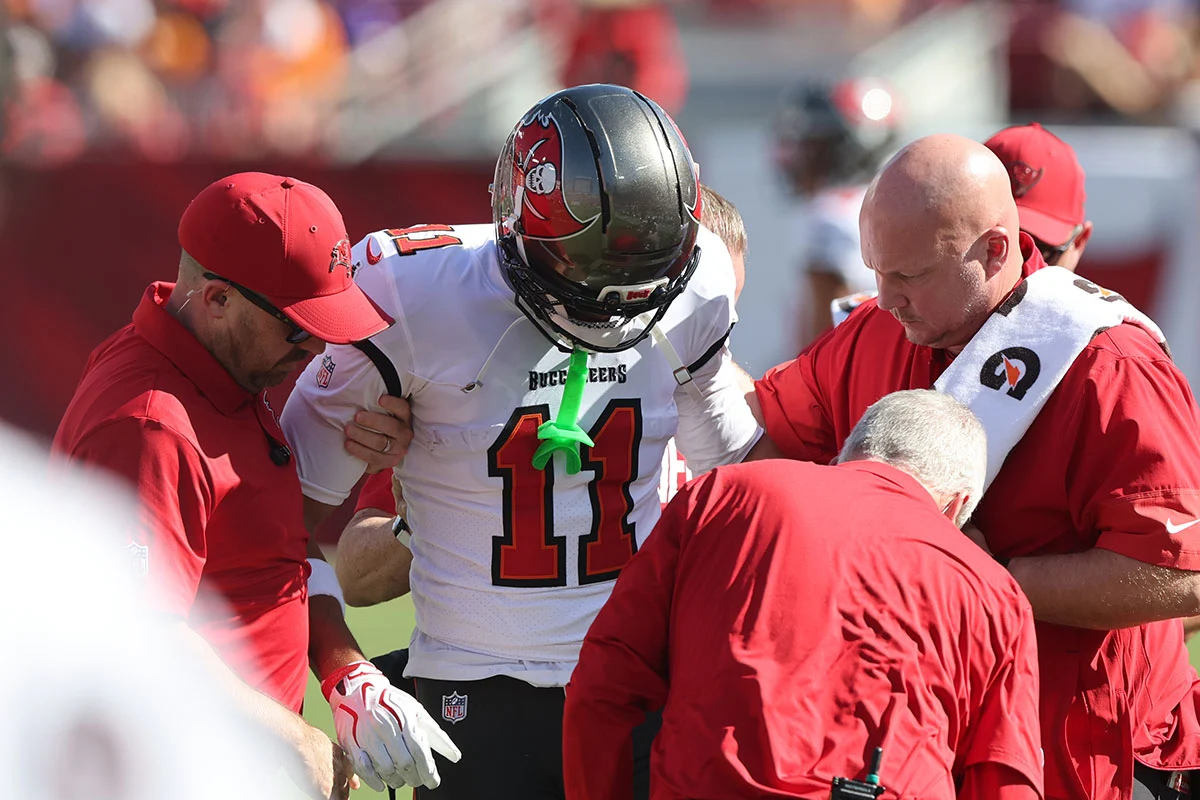 Mcmillan-Jalen-Bucs-Vikings-Injured-Walk Bucs Wr Jalen Mcmillan