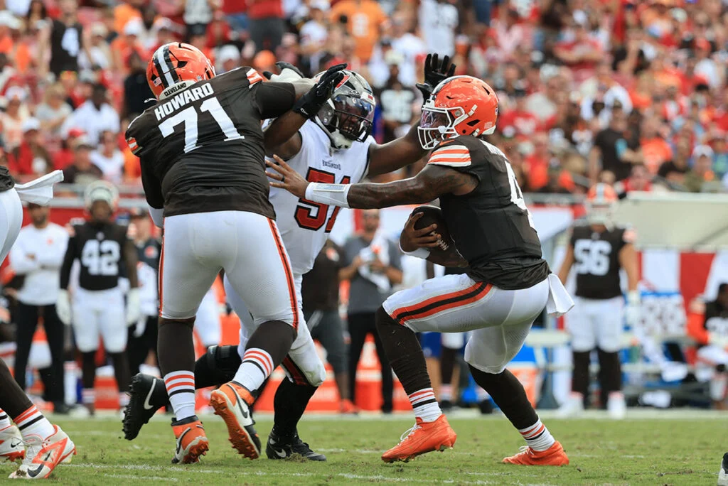 Bucs Hit A New Low, Lose 23-19 To Browns 3 Bucs Olb David Walker And Browns Qb Deshaun Watson
