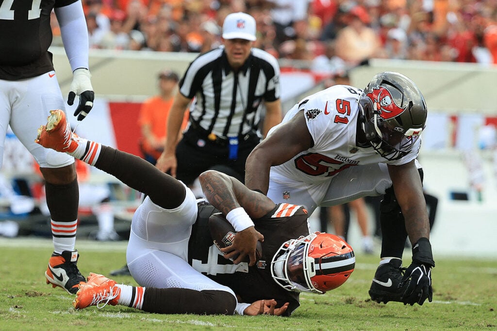 Bucs Olb David Walker And Browns Qb Deshaun Watson