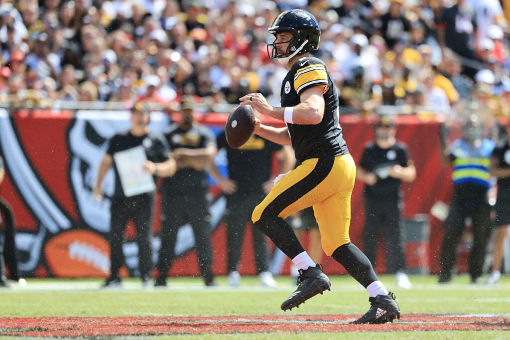 Aaron Rodgers Rips Raymond James Stadium, Breaks Down Bucs’ Defense 2 Steelers Qb Aaron Rodgers