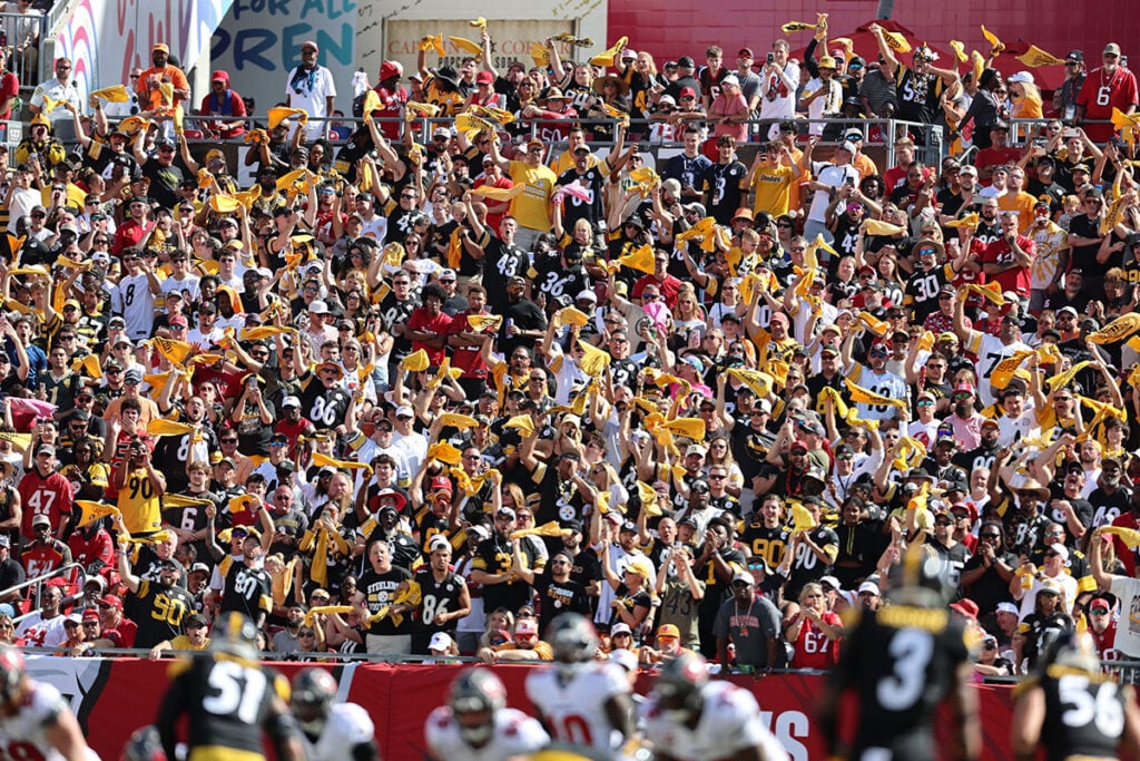 Aaron Rodgers Rips Raymond James Stadium, Breaks Down Bucs’ Defense 4 Steelers Fans At Raymond James Stadium
