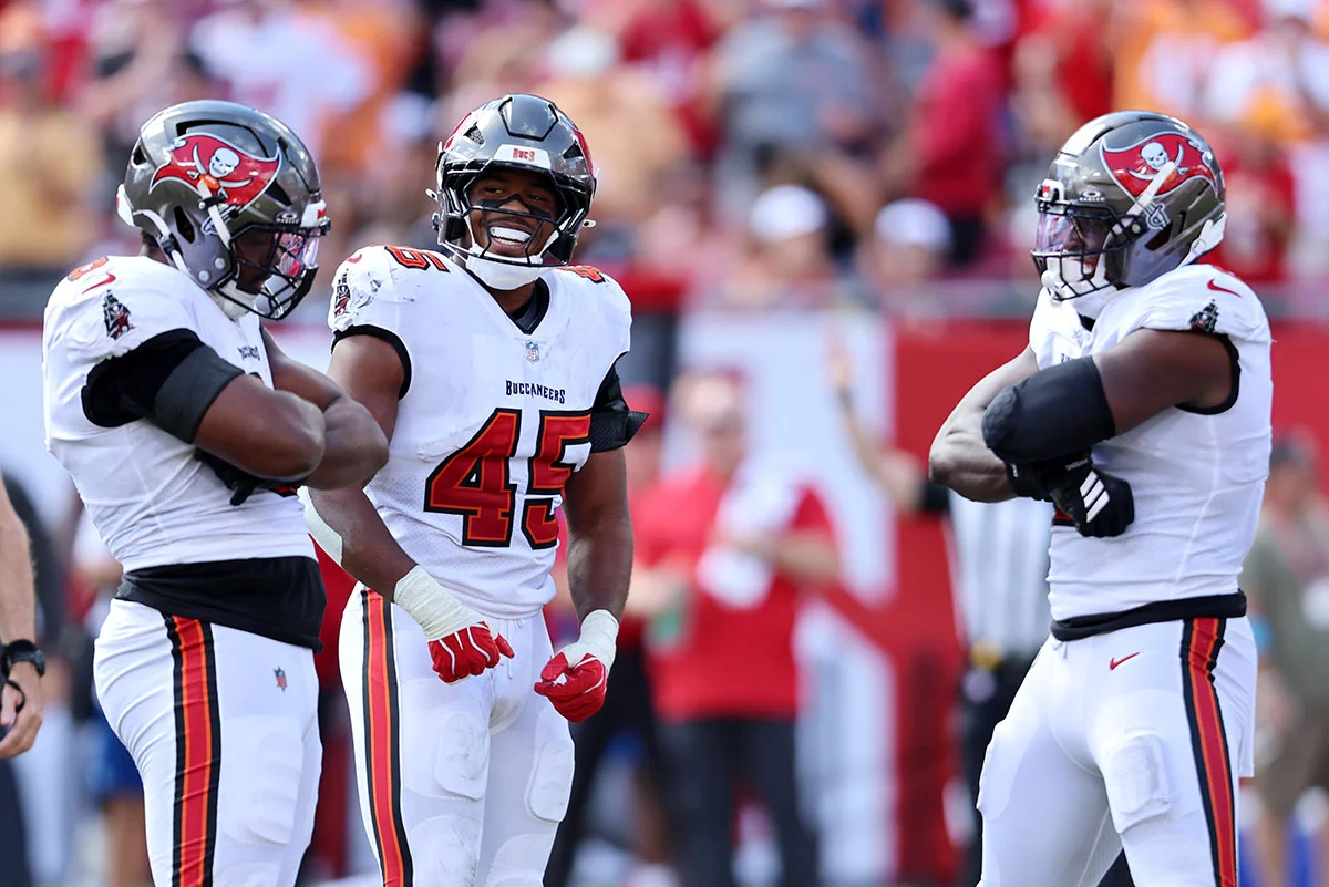 Trotter-Josiah-Rueben-Bain-Yaya-Diaby-Bucs-Steelers-Pose Bucs Olbs Yaya Diaby And Rueben Bain Jr. And Ilb Josiah Trotter