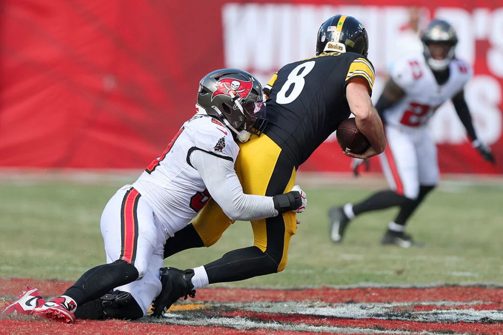 Top 10 Takeaways: Bucs Collapse Vs. Steelers As Broken Offense Lets Defense Down 3 Bucs Olb David Walker And Steelers Qb Aaron Rodgers